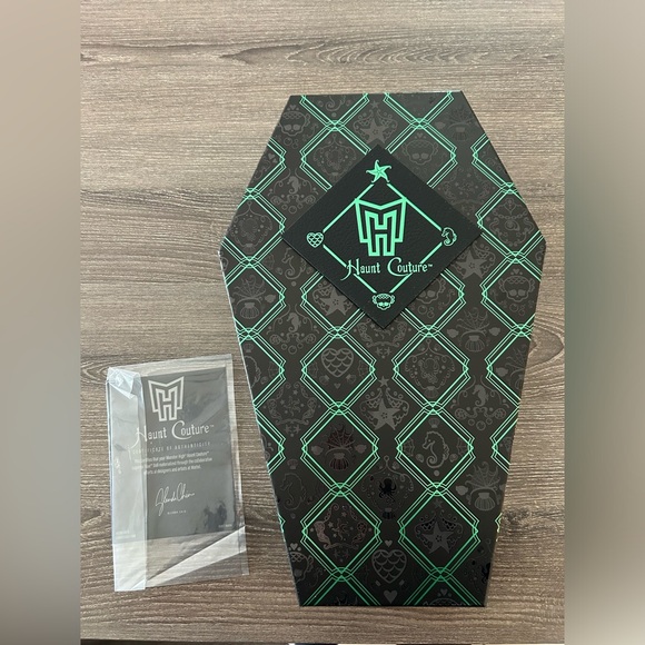 Haunt couture Lagoona Blue doll from 2022 - Picture 2 of 13